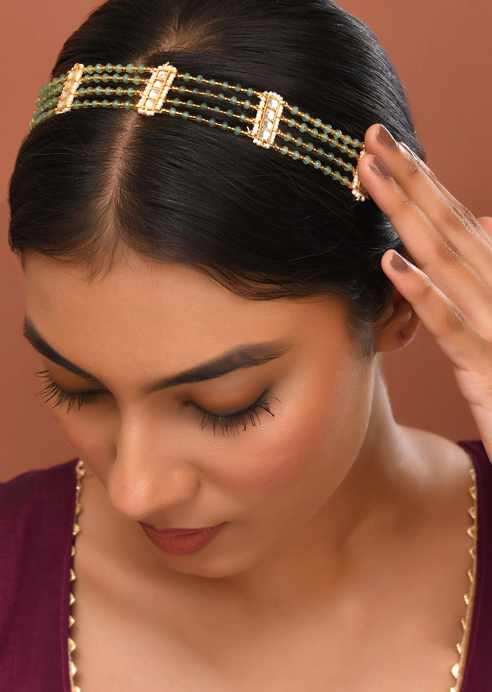 1006-white-and-gold-kundan-layered-mathapatti-1.webp White and Gold Kundan Layered Mathapatti