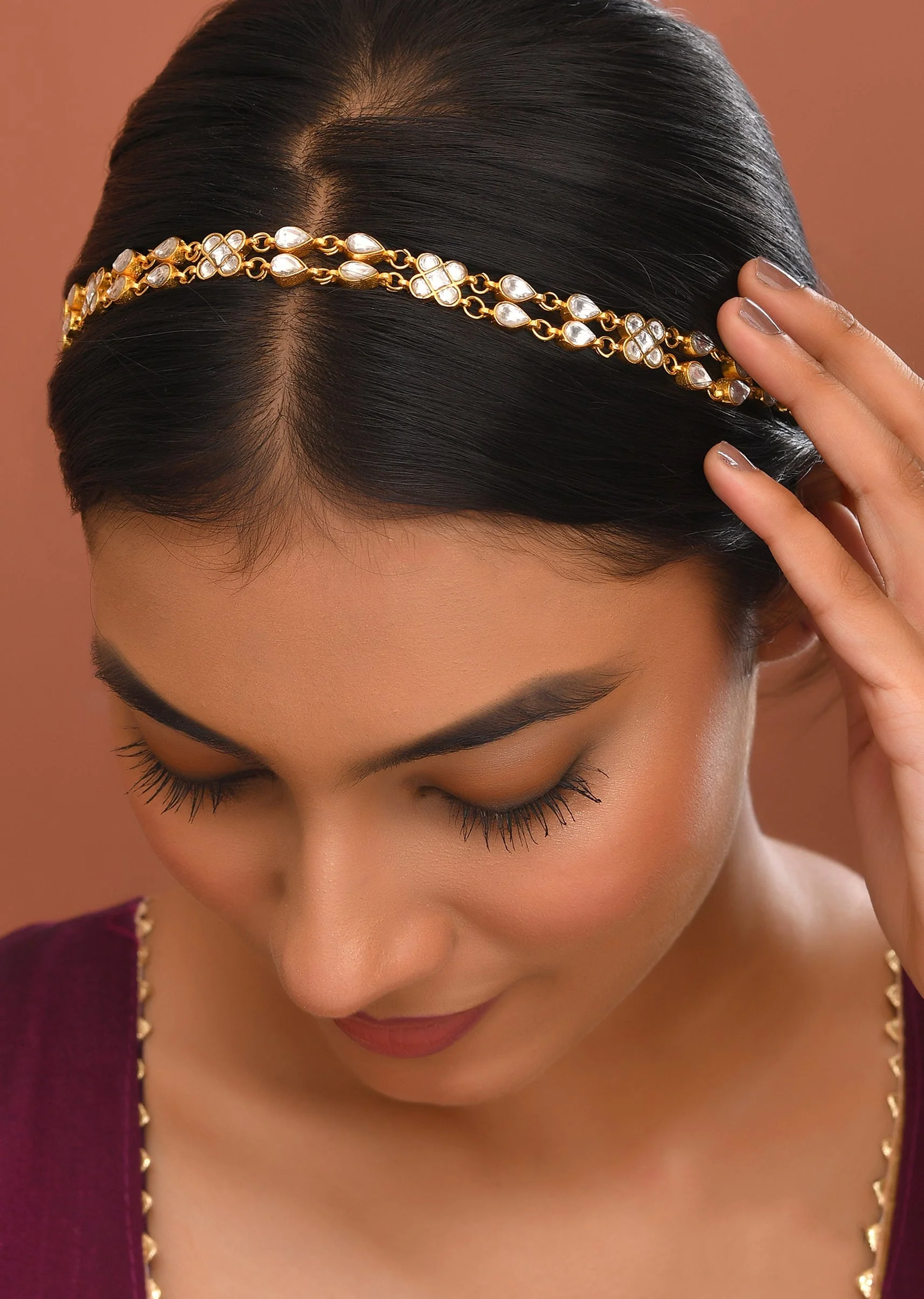 1007-white-and-gold-kundan-encrusted-mathapatti-1.webp White and Gold Kundan Encrusted Mathapatti