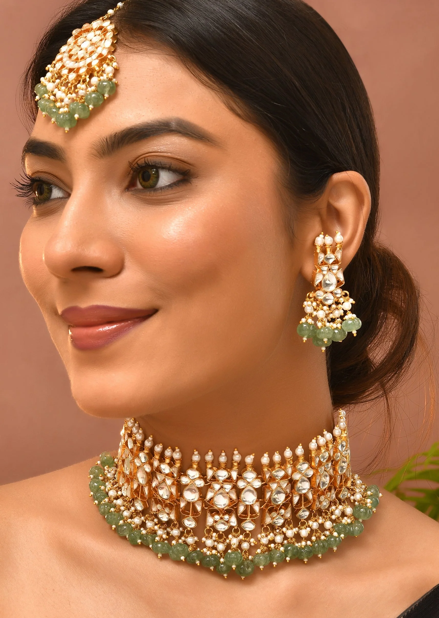1009-green-kundan-necklace-maangtikka-and-earrings-set-1.webp Green Kundan Necklace, Maangtikka and Earrings Set