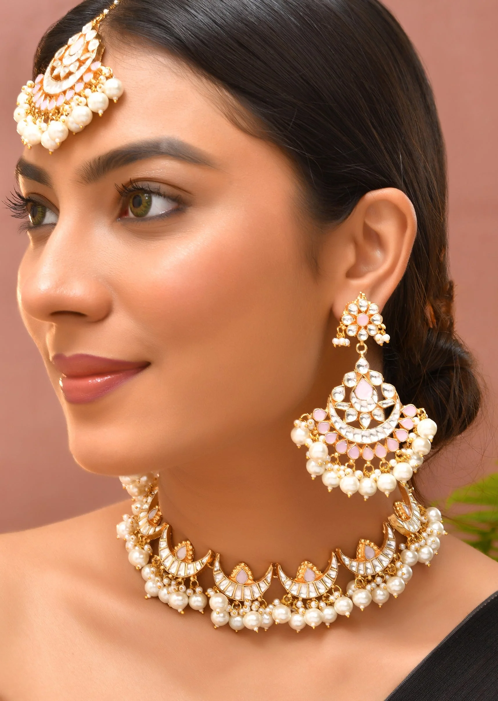 1010-white-kundan-crescent-motif-necklace-set-with-maangtikka-1.webp White Kundan Crescent Motif Necklace Set with Maangtikka