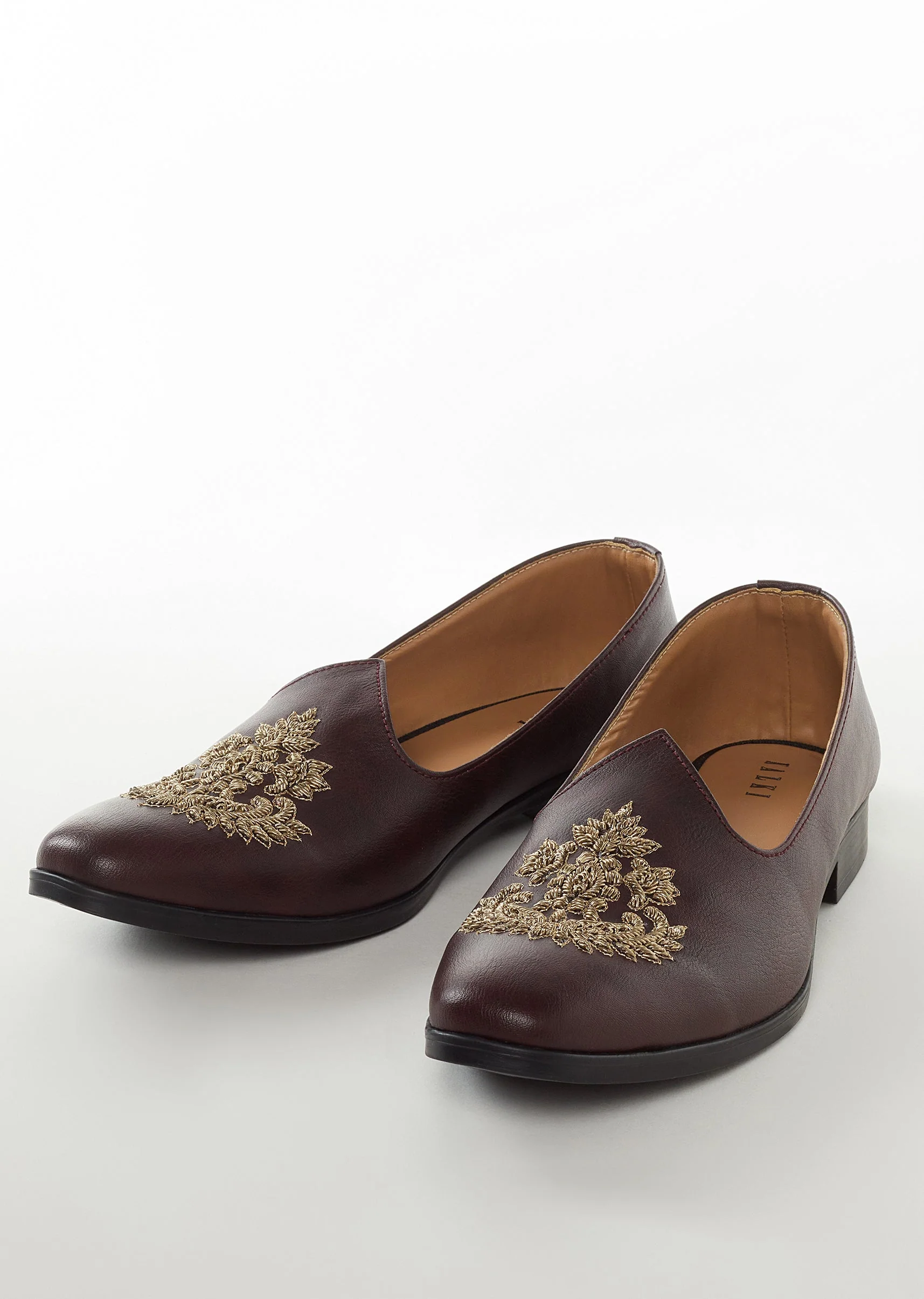 11104-brown-mens-footwear-with-embroidery-detail-work-1.webp Brown Mens Footwear With Embroidery Detail Work