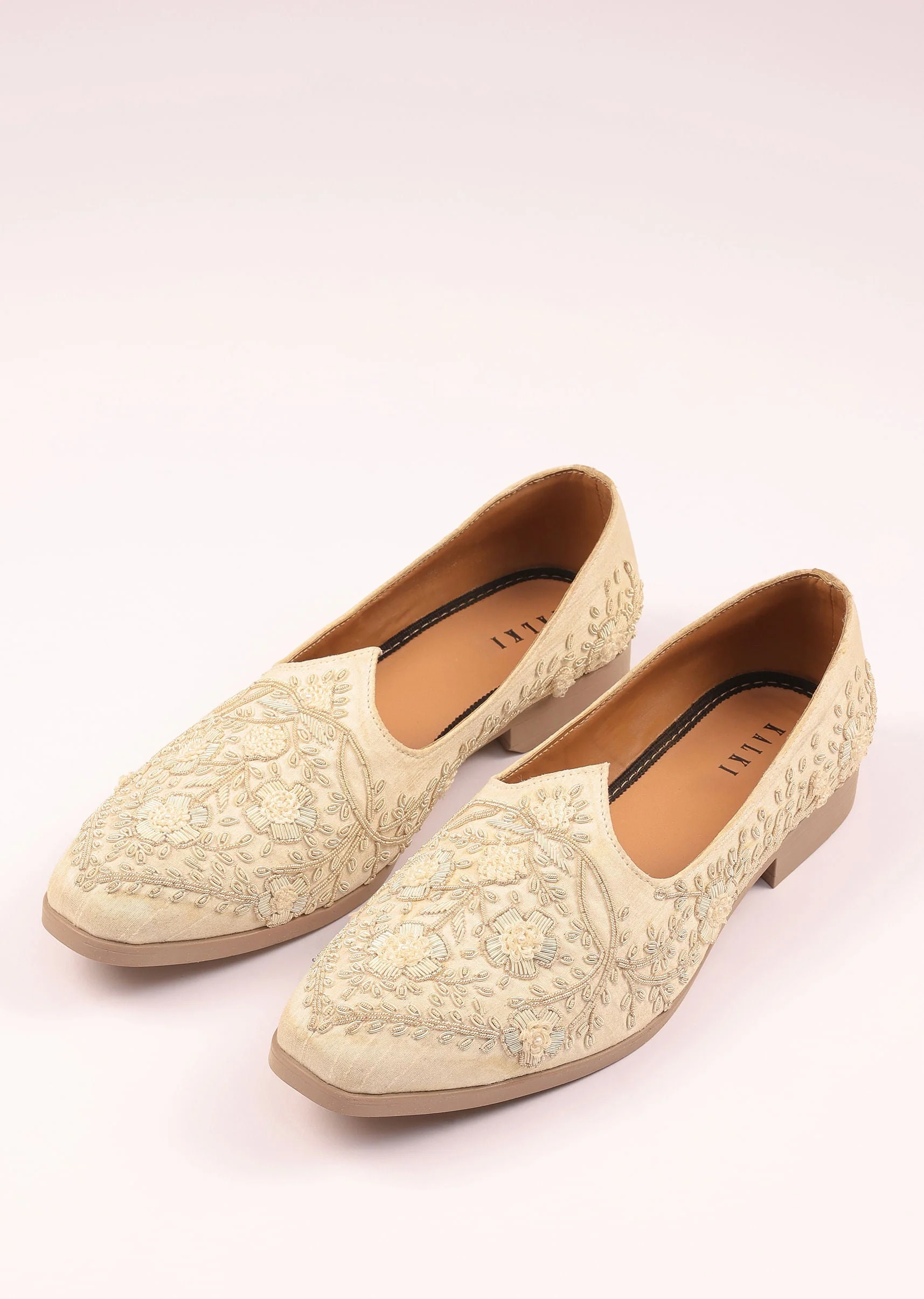 11131-off-white-raw-silk-zardozi-juttis-1.webp Off White Raw Silk Zardozi Juttis