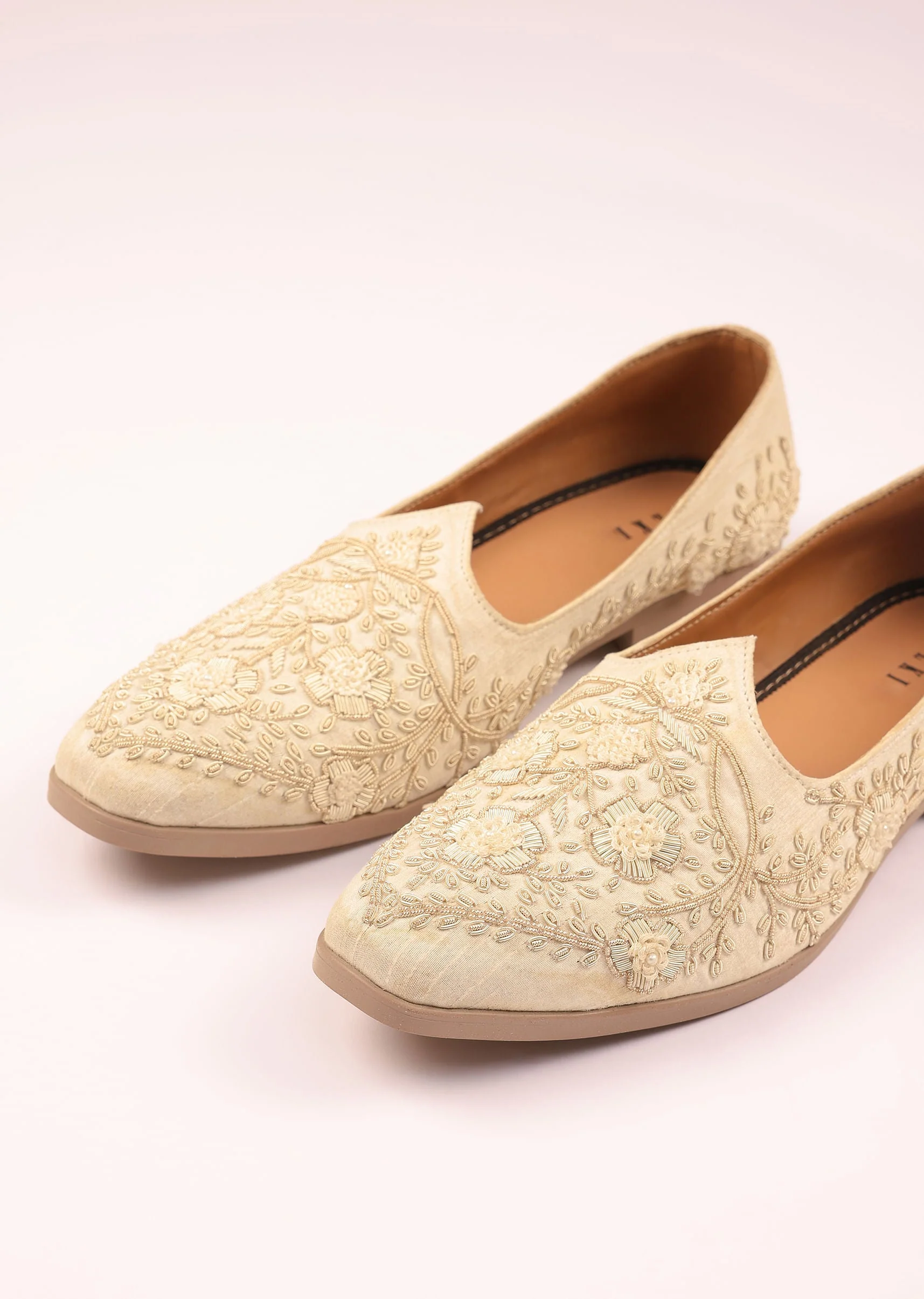 11131-off-white-raw-silk-zardozi-juttis-2.webp Off White Raw Silk Zardozi Juttis