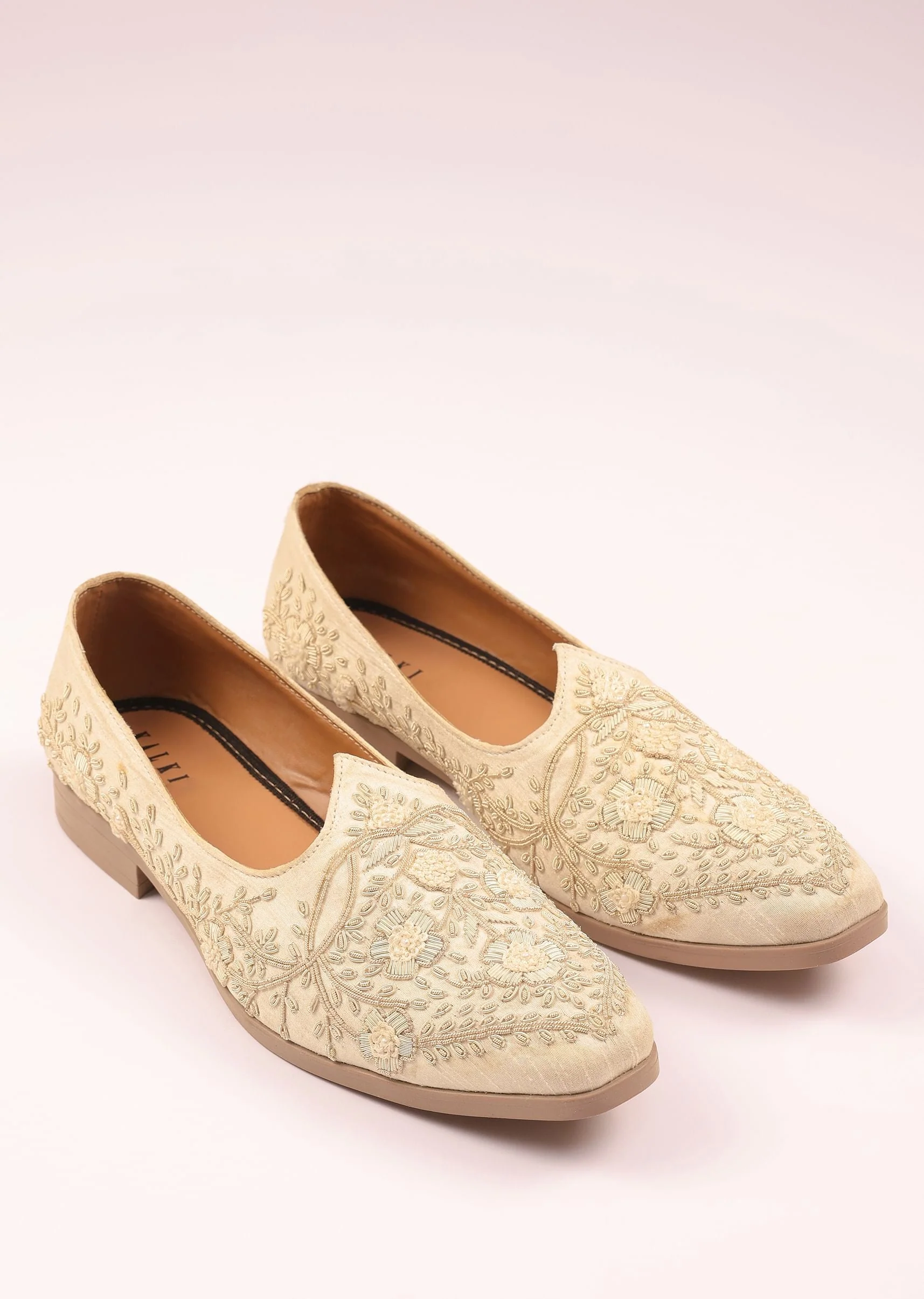 11131-off-white-raw-silk-zardozi-juttis-4.webp Off White Raw Silk Zardozi Juttis