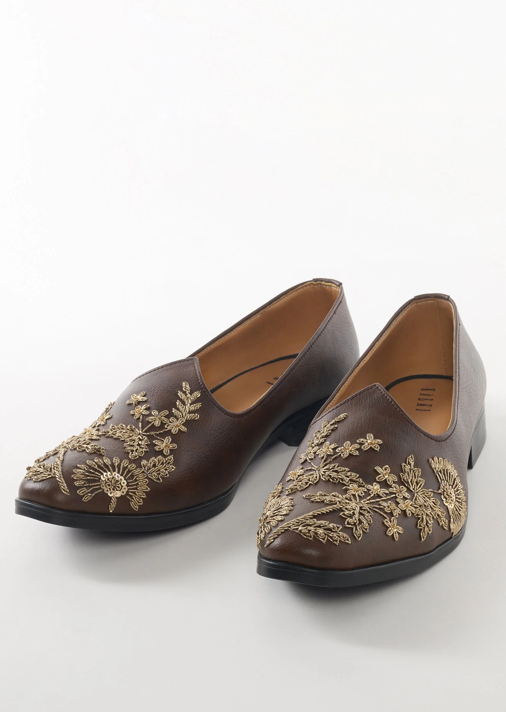 11194-brown-ethnic-jutti-with-golden-embroidery-for-men-1.webp Brown Ethnic Jutti With Golden Embroidery For Men