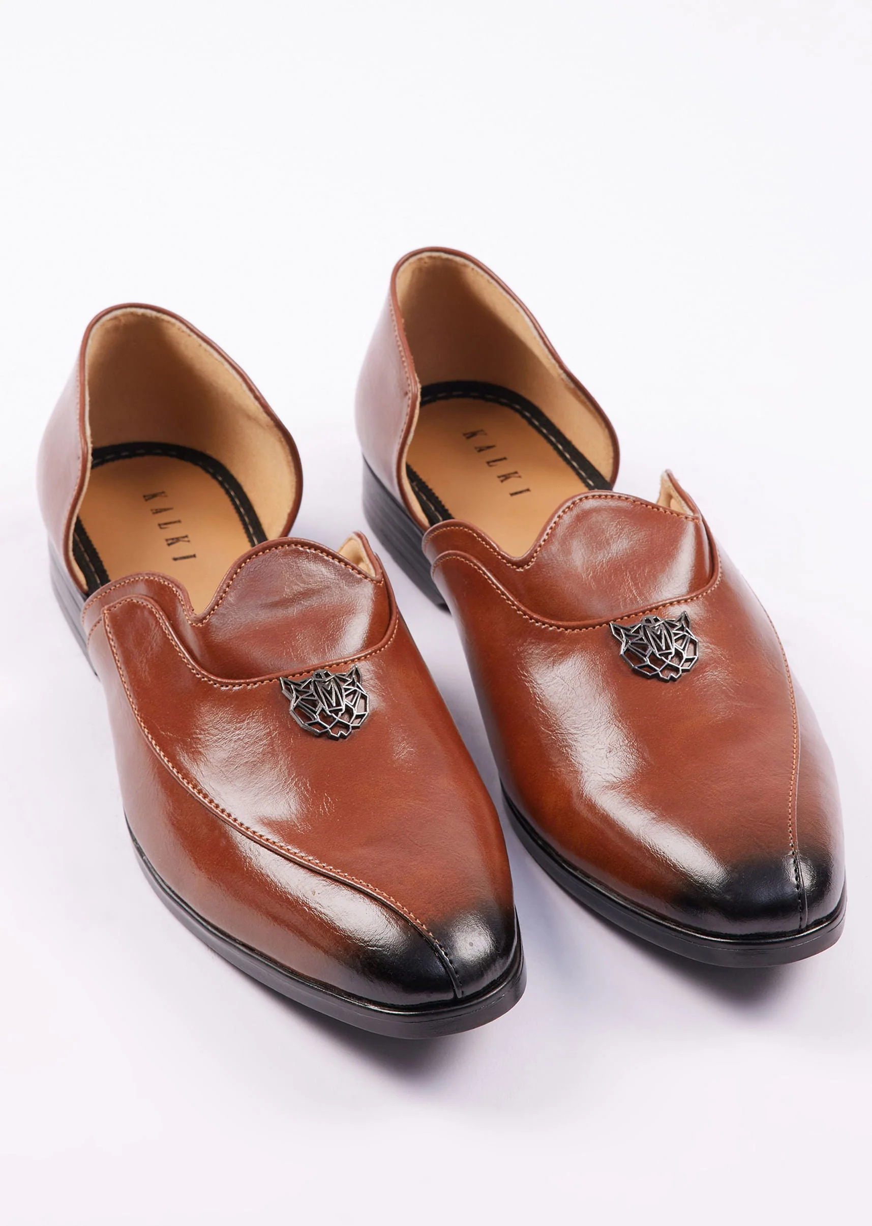 11523-brown-glossy-juttis-for-men-1.webp Brown Glossy Juttis For Men