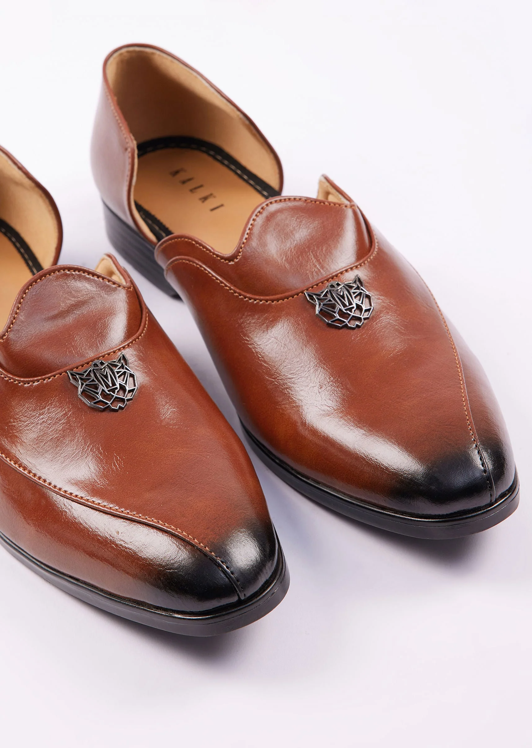 11523-brown-glossy-juttis-for-men-2.webp Brown Glossy Juttis For Men