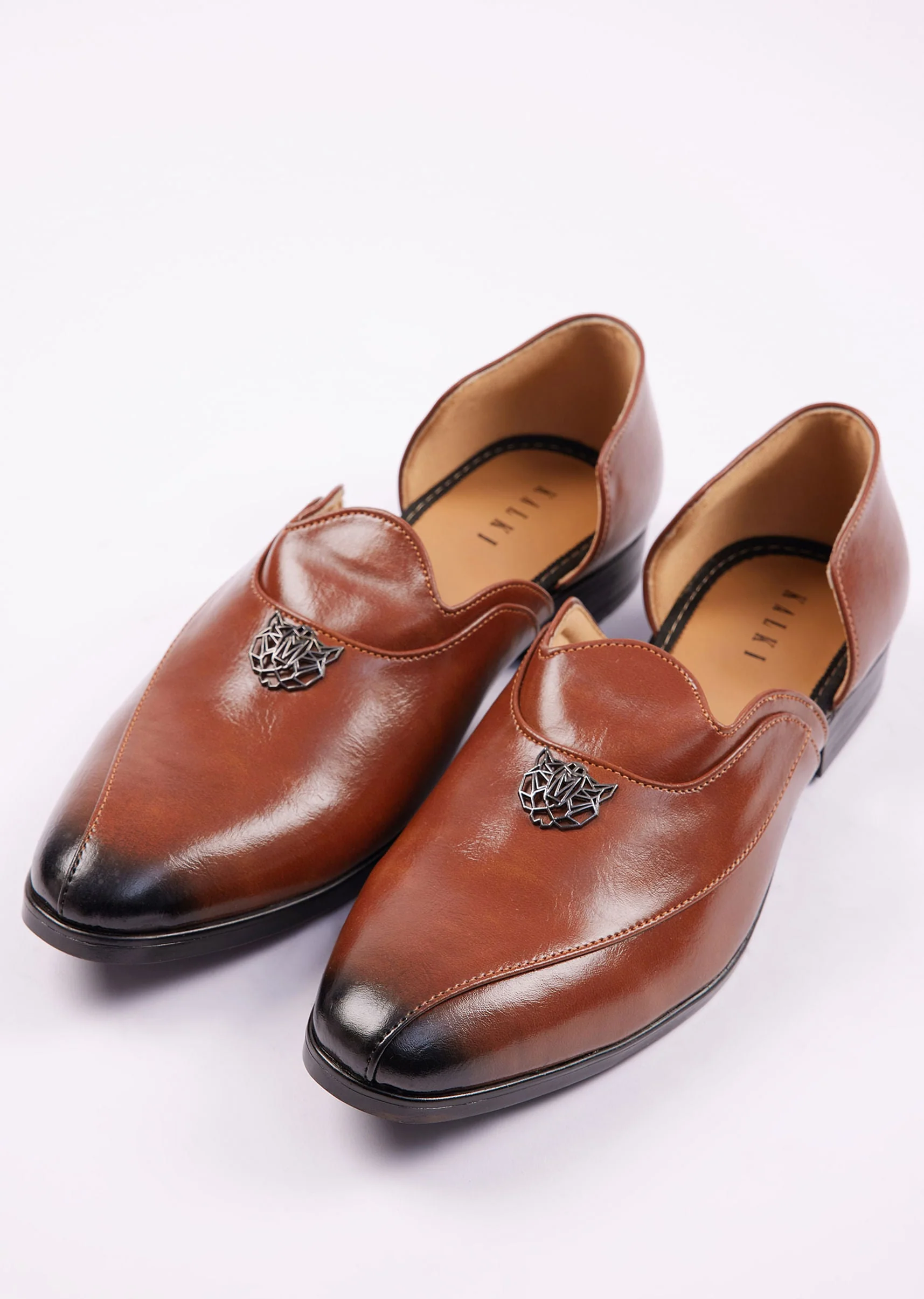 11523-brown-glossy-juttis-for-men-3.webp Brown Glossy Juttis For Men
