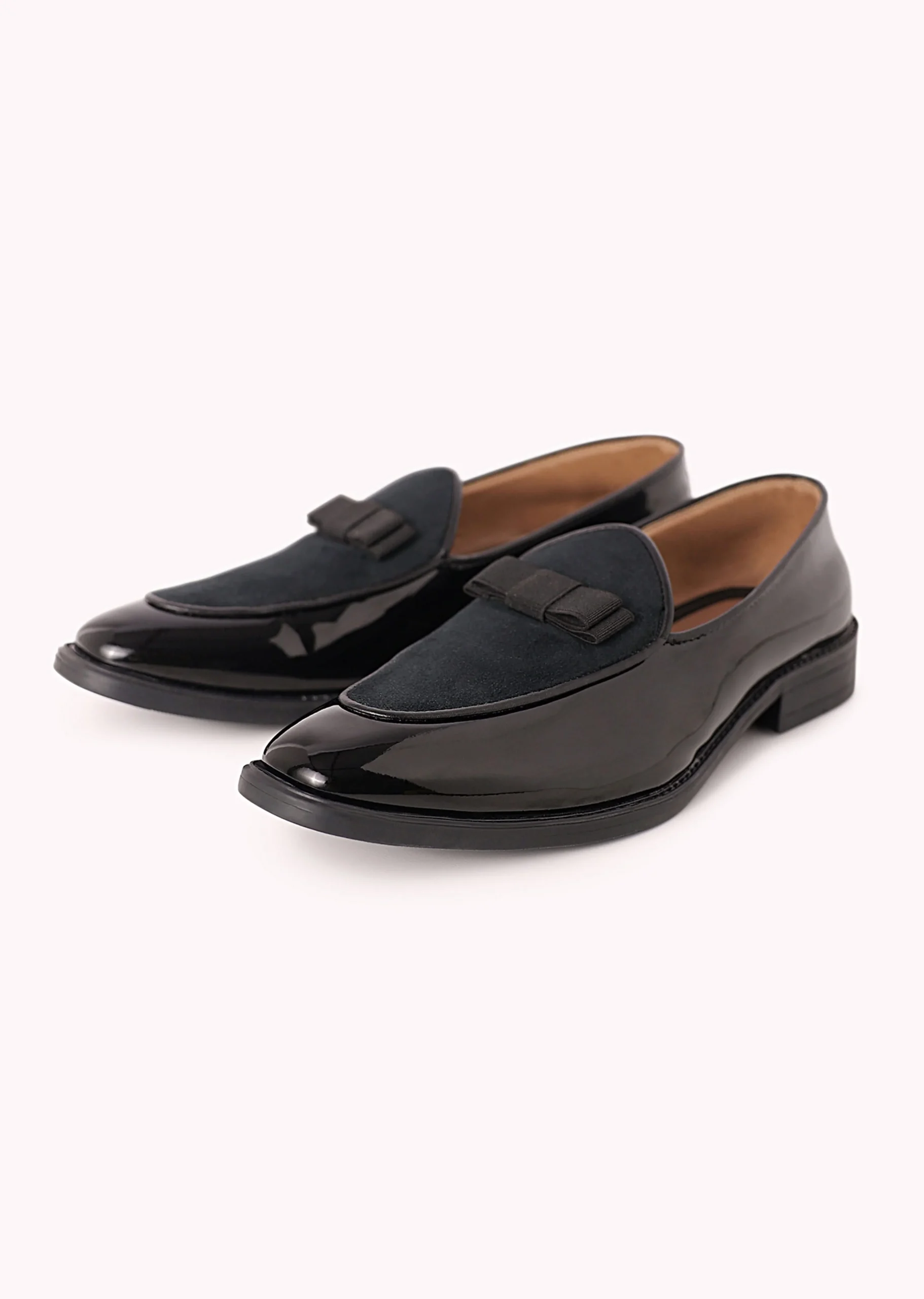 11613-black-bow-juttis-in-velvet-1.webp Black Bow Juttis In Velvet
