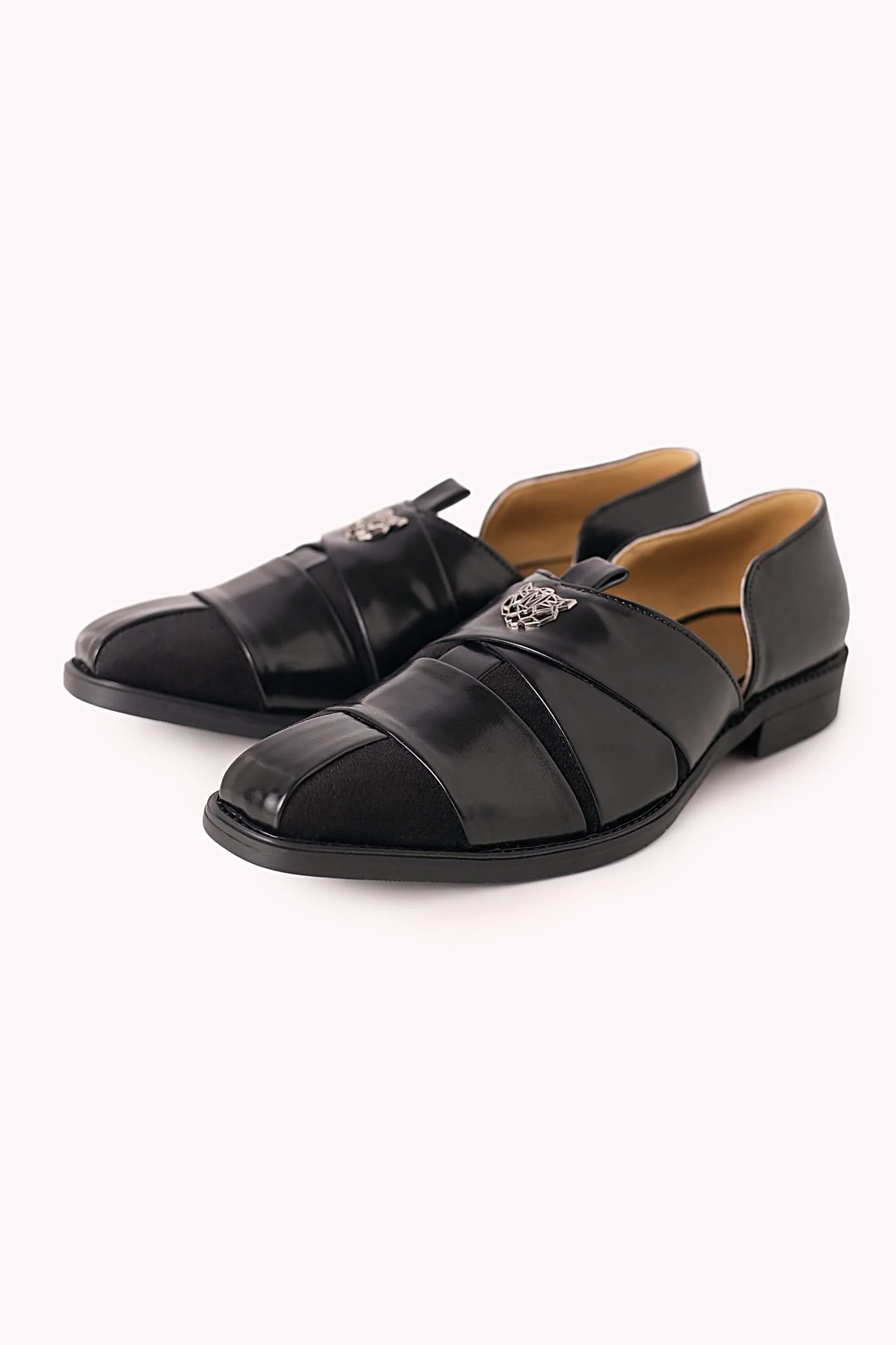11623-us-7-us-7-variation-1.webp Black Juttis with Textured Detail