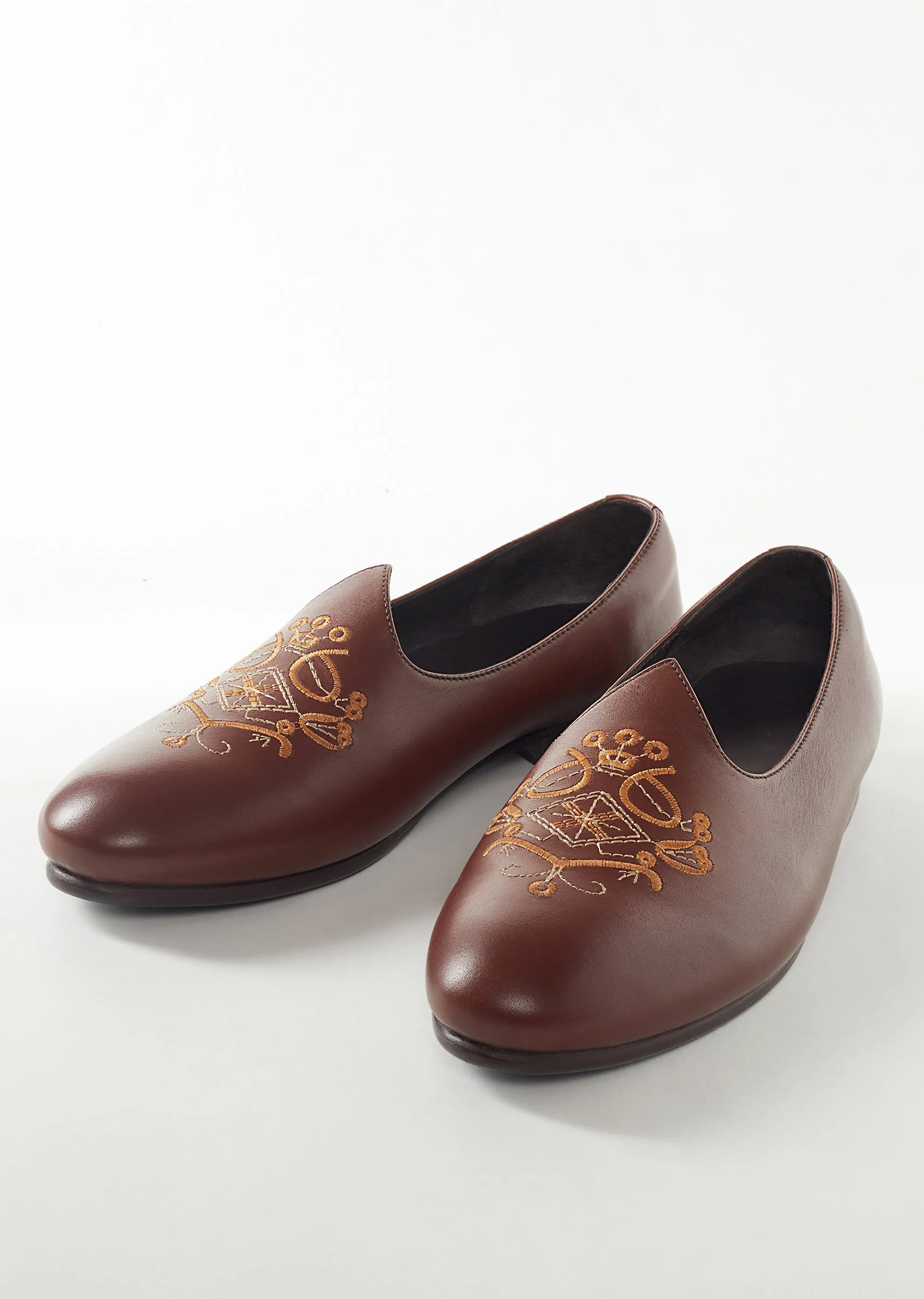 11775-brown-mens-footwear-with-embroidery-work-1.webp Brown Mens Footwear With Embroidery Work