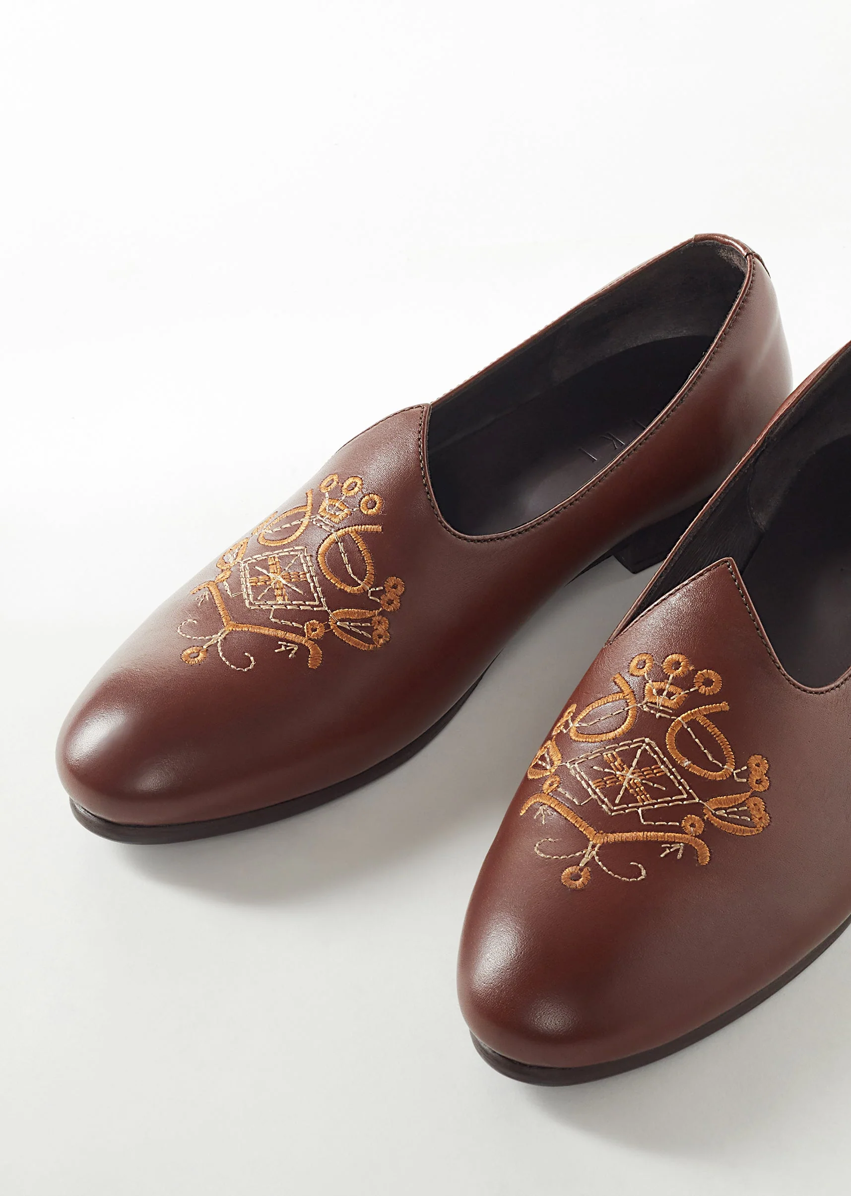 Brown Mens Footwear With Embroidery Work