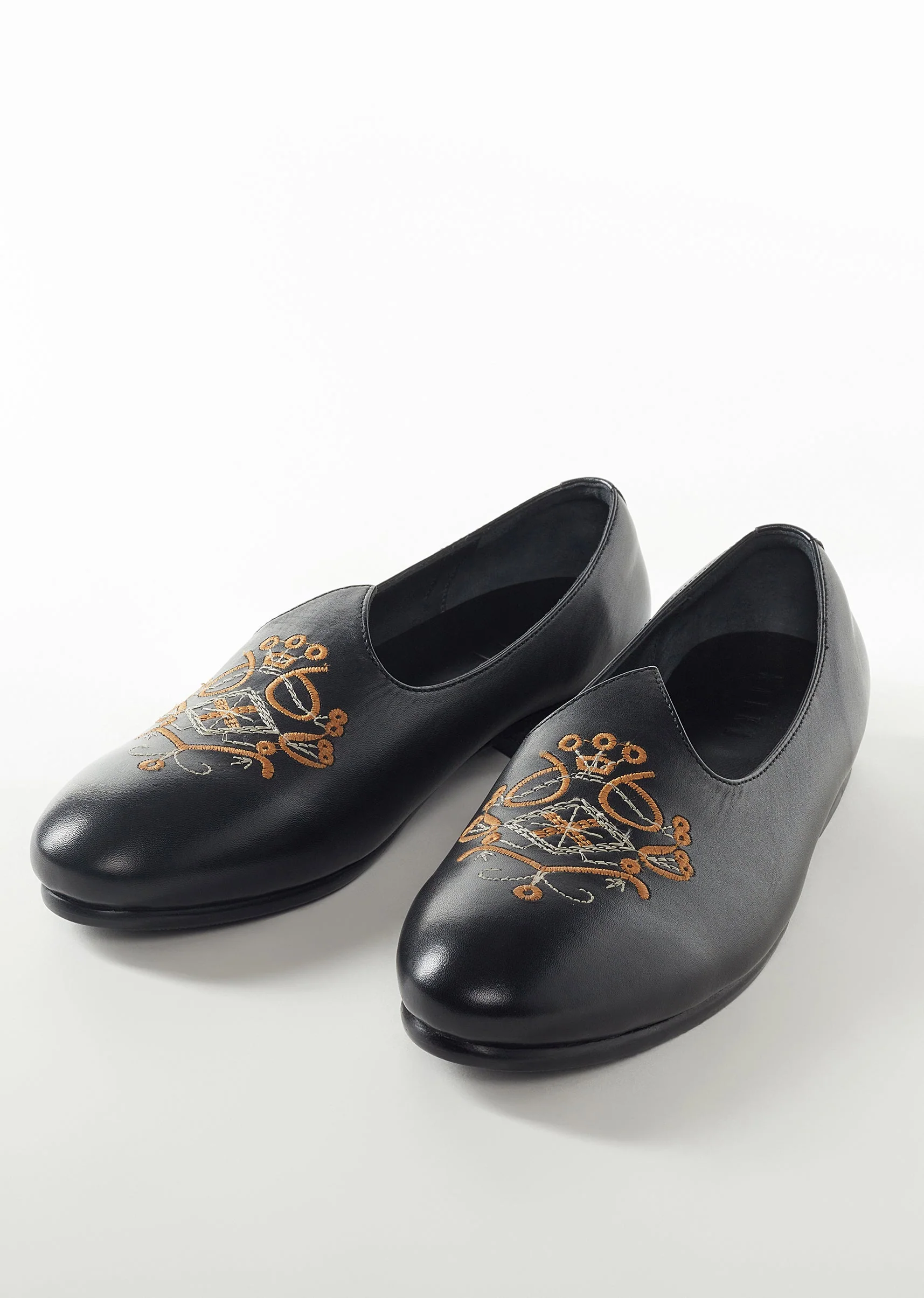 11784-black-mens-footwear-with-embroidery-detail-work-1.webp Black Mens Footwear With Embroidery Detail Work