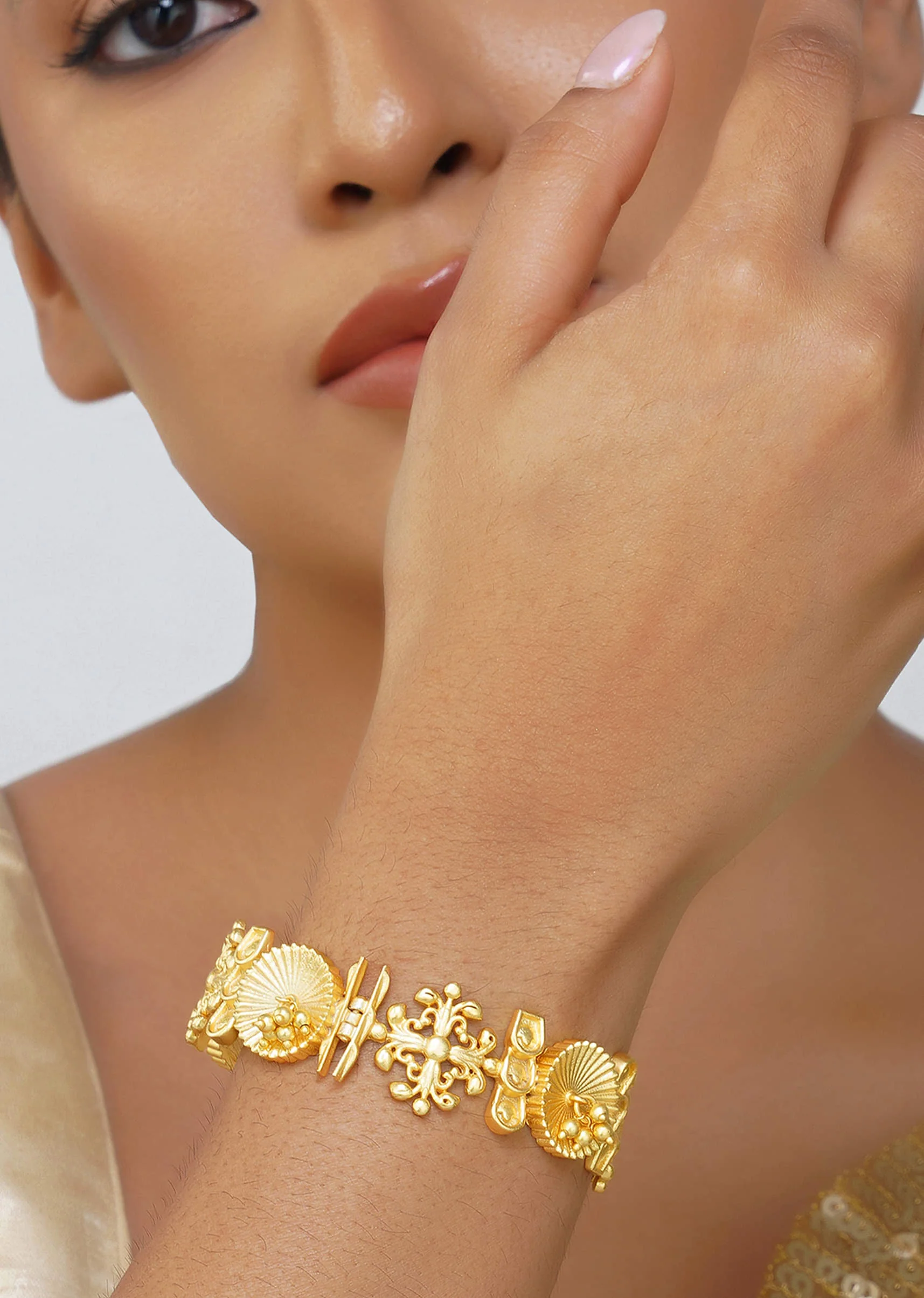12233-antique-gold-bangle-with-ornamental-motifs-1.webp Antique Gold Bangle With Ornamental Motifs