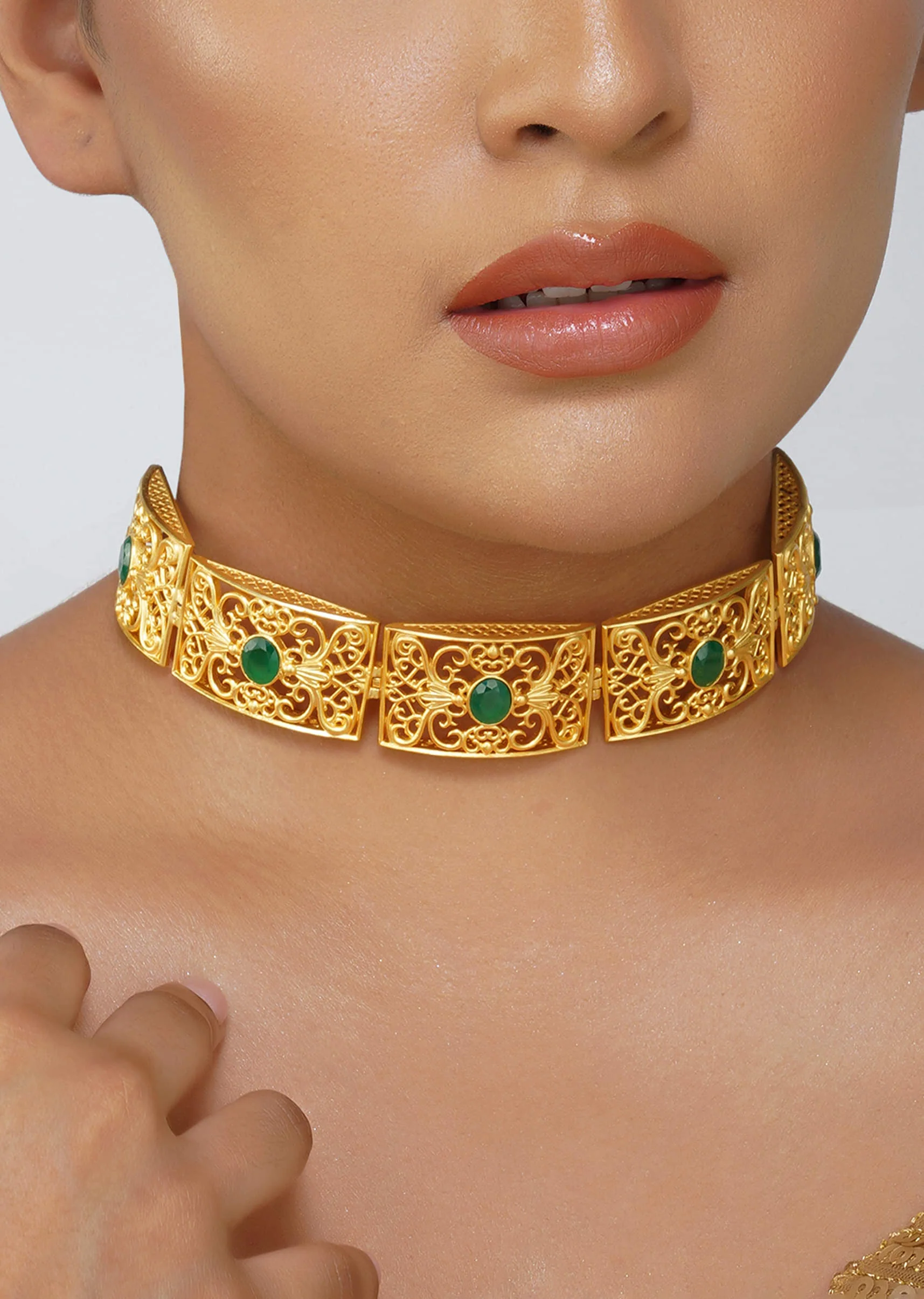 12248-antique-gold-choker-necklace-with-green-zircon-stones-1.webp Antique Gold Choker Necklace With Green Zircon Stones