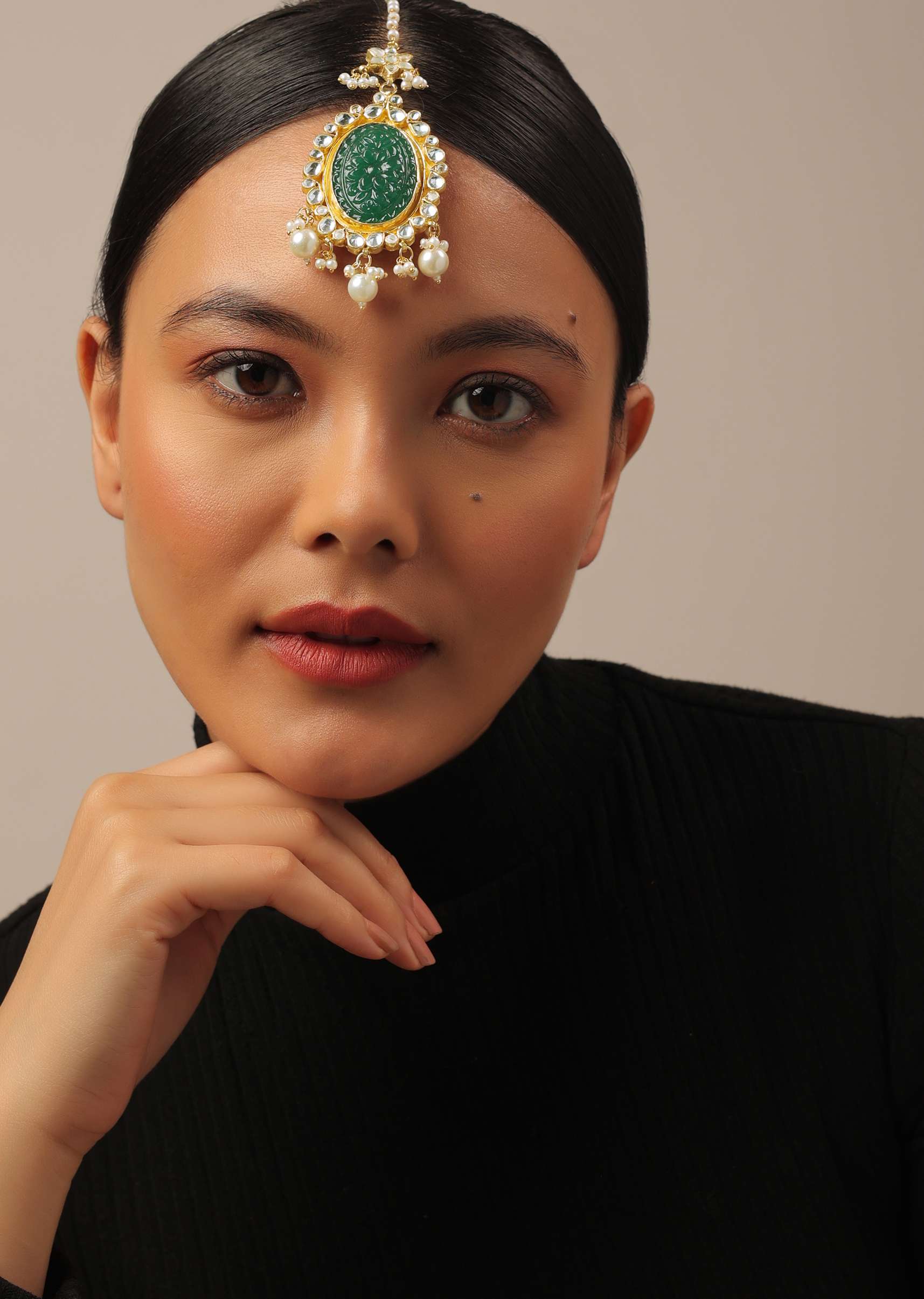12284-gold-finish-carved-emerald-green-kundan-polki-bridal-choker-set-4.jpg Gold Finish Carved Emerald Green Kundan Polki Bridal Choker Set