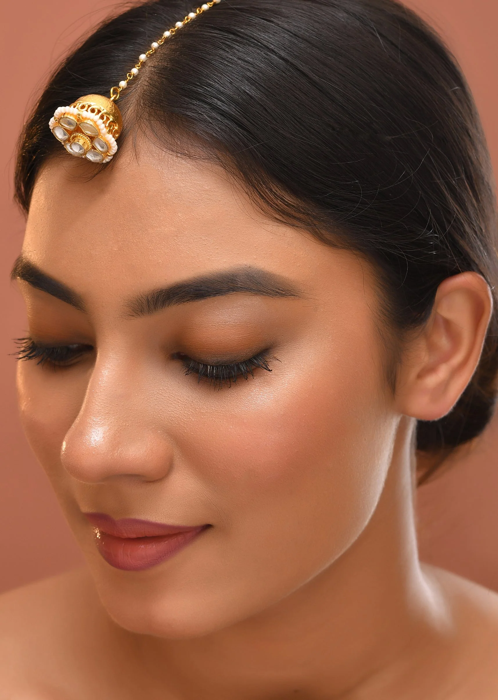 12391-white-and-gold-kundan-maangtikka-1.webp White and Gold Kundan Maangtikka