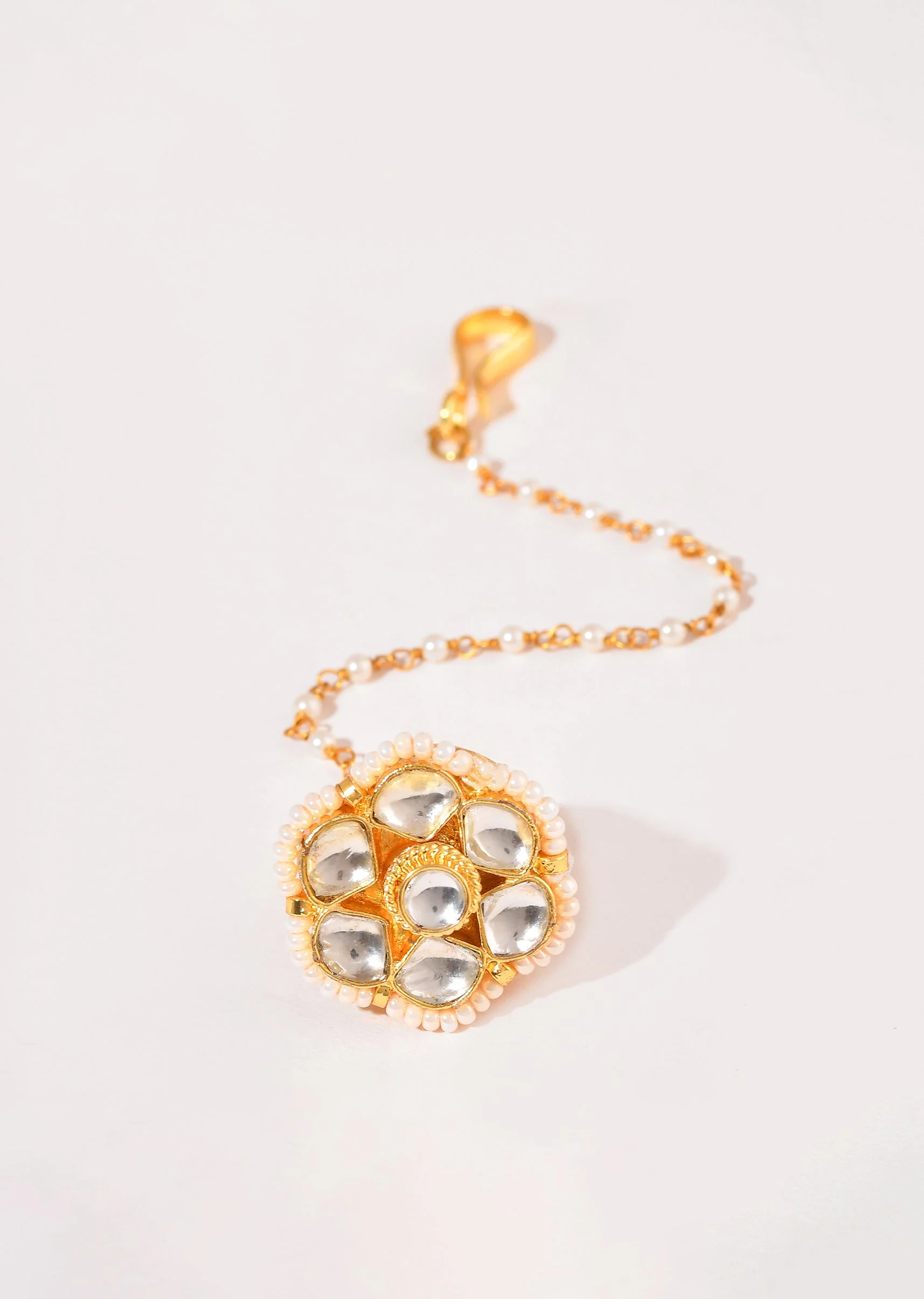 12391-white-and-gold-kundan-maangtikka-2.webp White and Gold Kundan Maangtikka