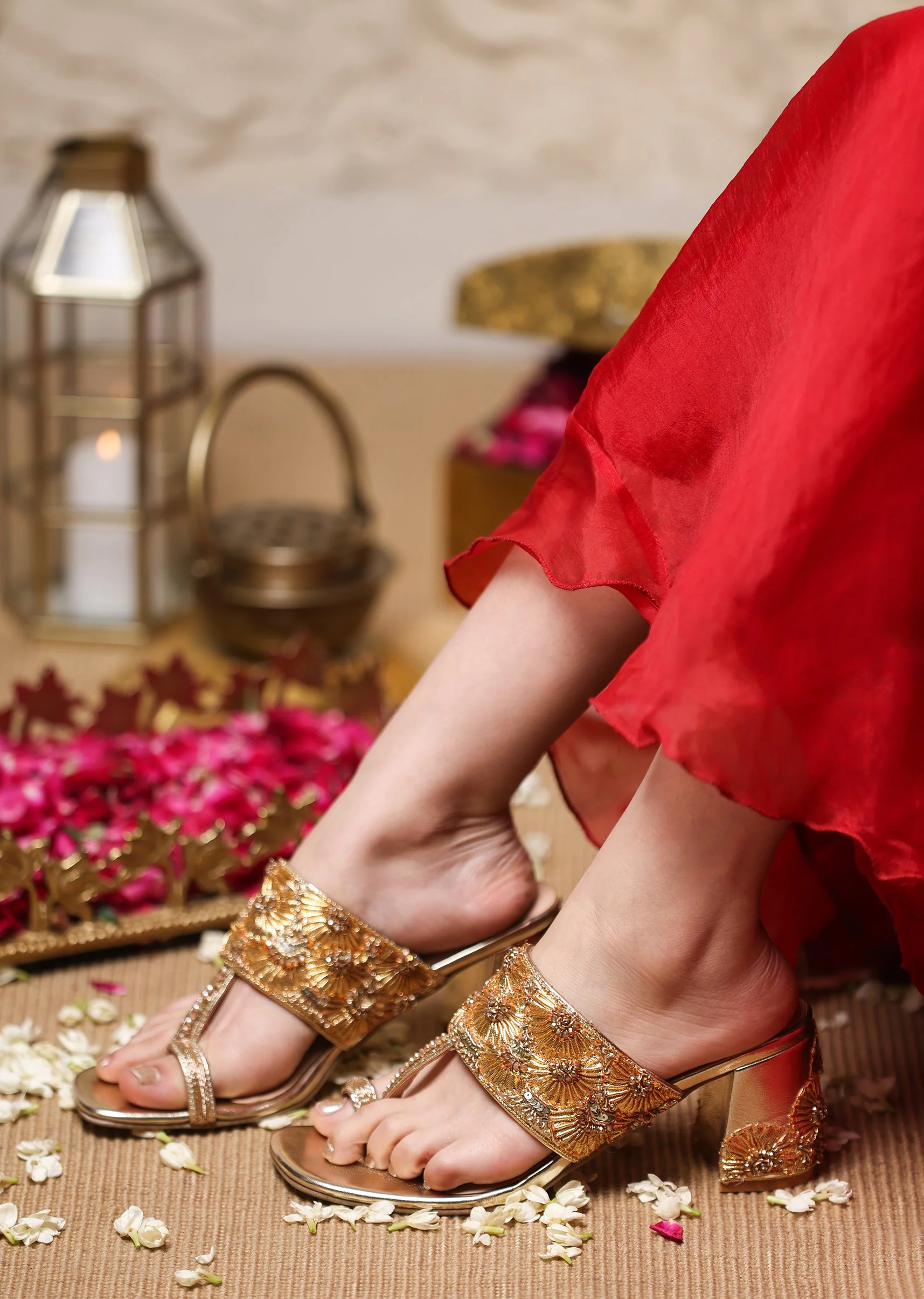 128-gold-handcrafted-kolhapuri-heels-1.webp Gold Handcrafted Kolhapuri Heels