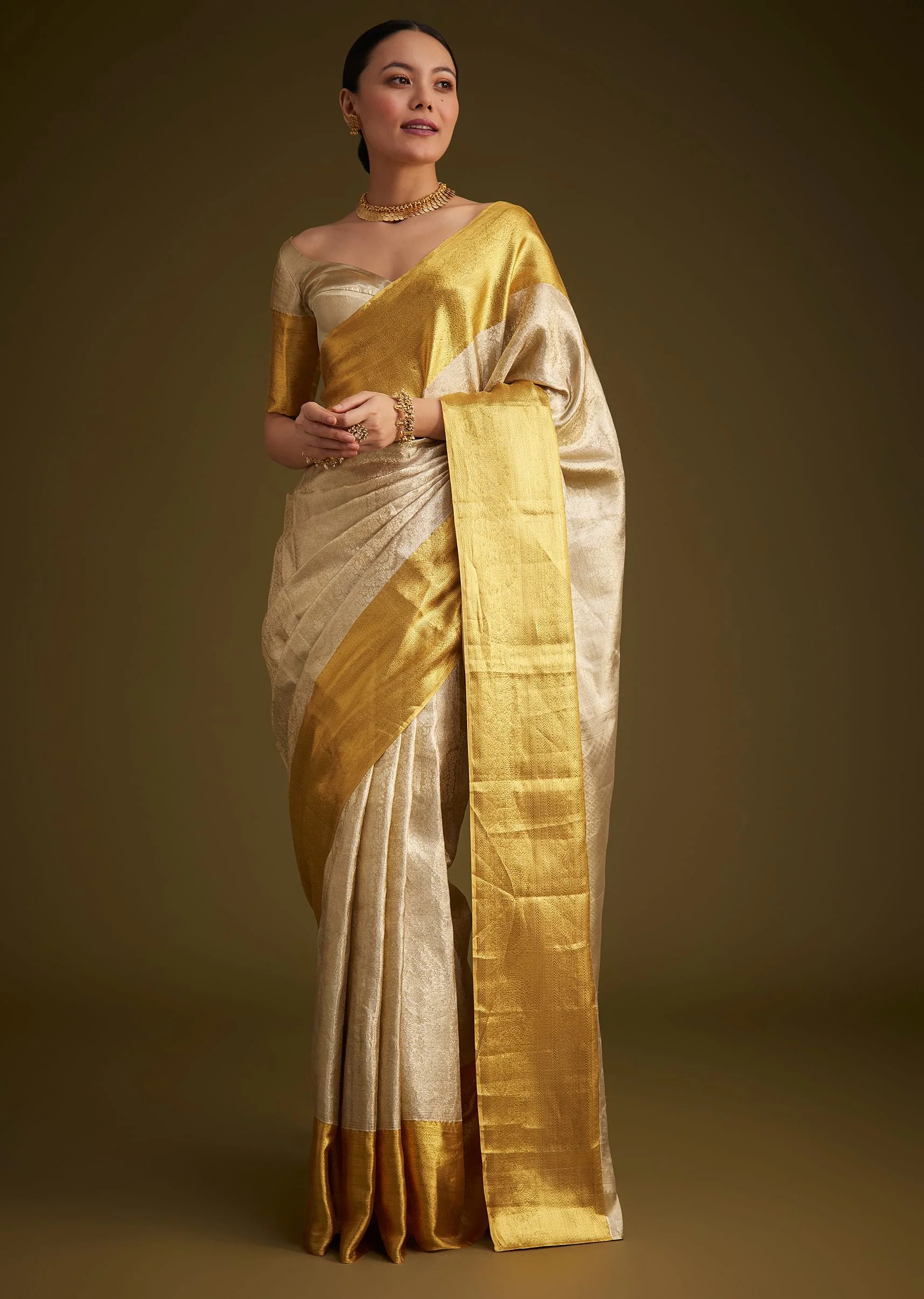 13686-silver-kanjivaram-silk-saree-with-gold-contrast-border-and-pallu-3.webp Silver Kanjivaram Silk Saree With Gold Contrast Border And Pallu