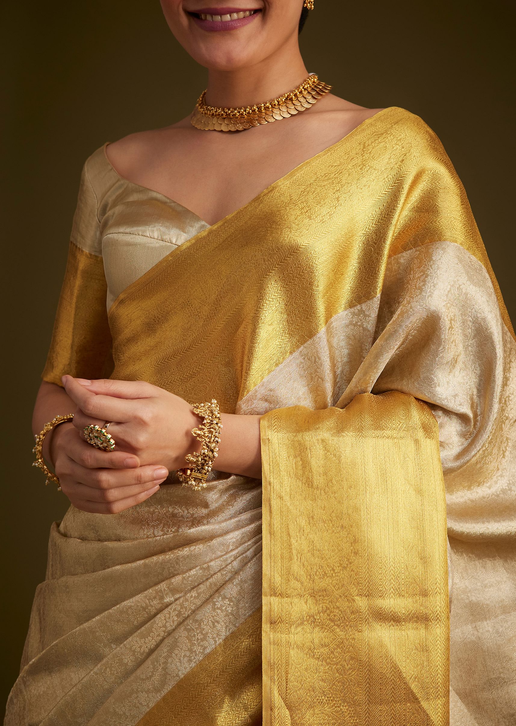 13686-silver-kanjivaram-silk-saree-with-gold-contrast-border-and-pallu-4.jpg Silver Kanjivaram Silk Saree With Gold Contrast Border And Pallu