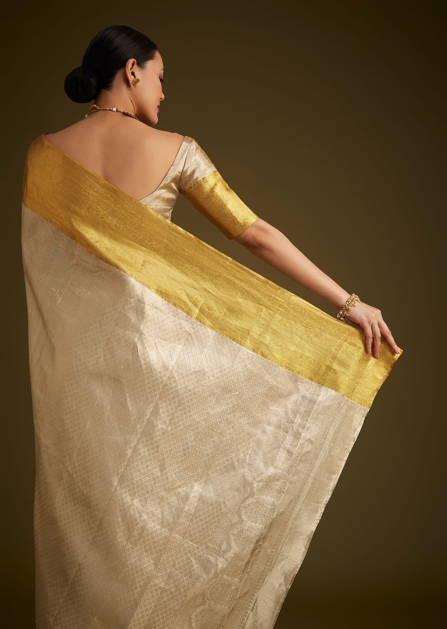 13686-silver-kanjivaram-silk-saree-with-gold-contrast-border-and-pallu-5.jpg Silver Kanjivaram Silk Saree With Gold Contrast Border And Pallu
