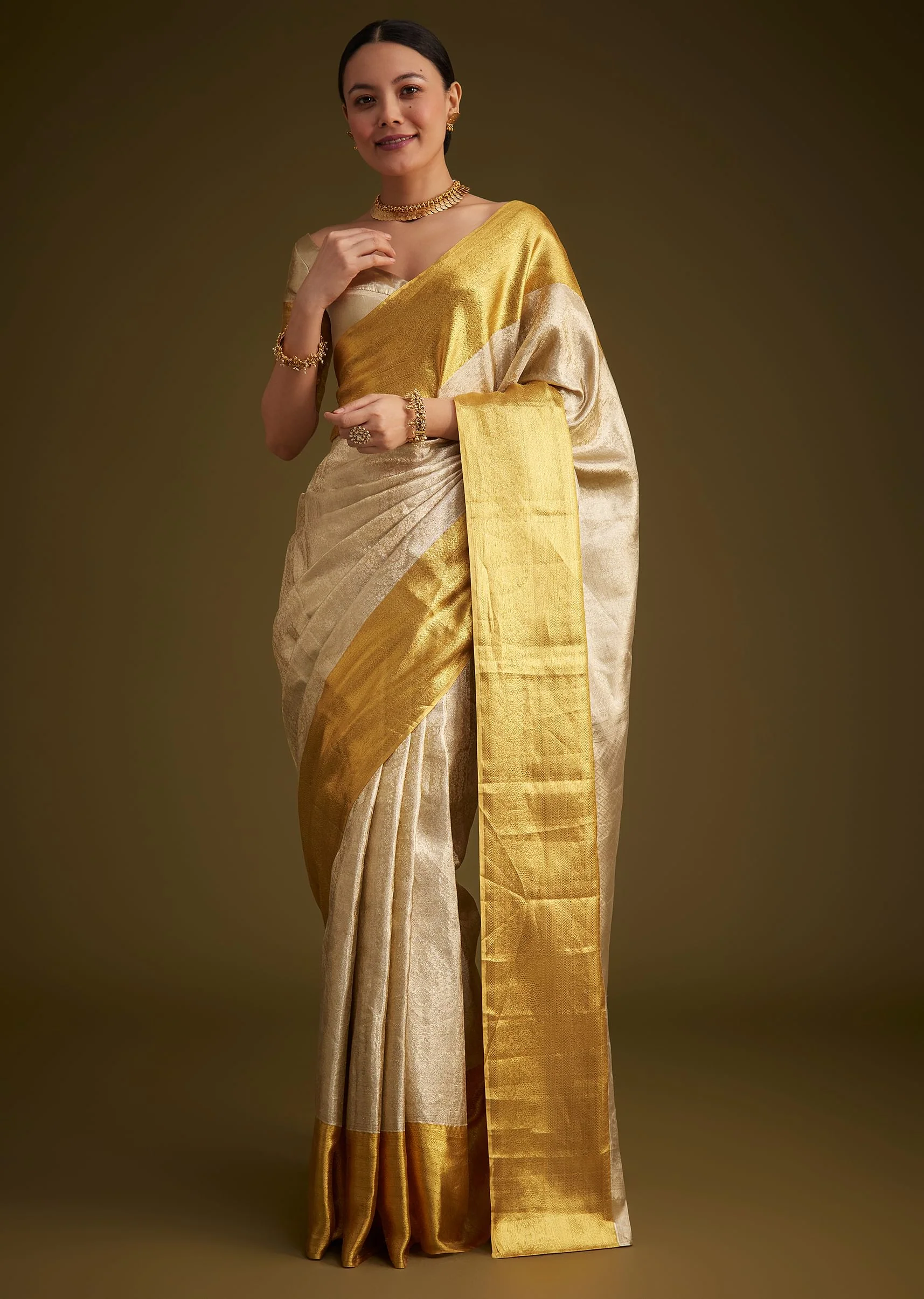 13686-silver-kanjivaram-silk-saree-with-gold-contrast-border-and-pallu-6.webp Silver Kanjivaram Silk Saree With Gold Contrast Border And Pallu