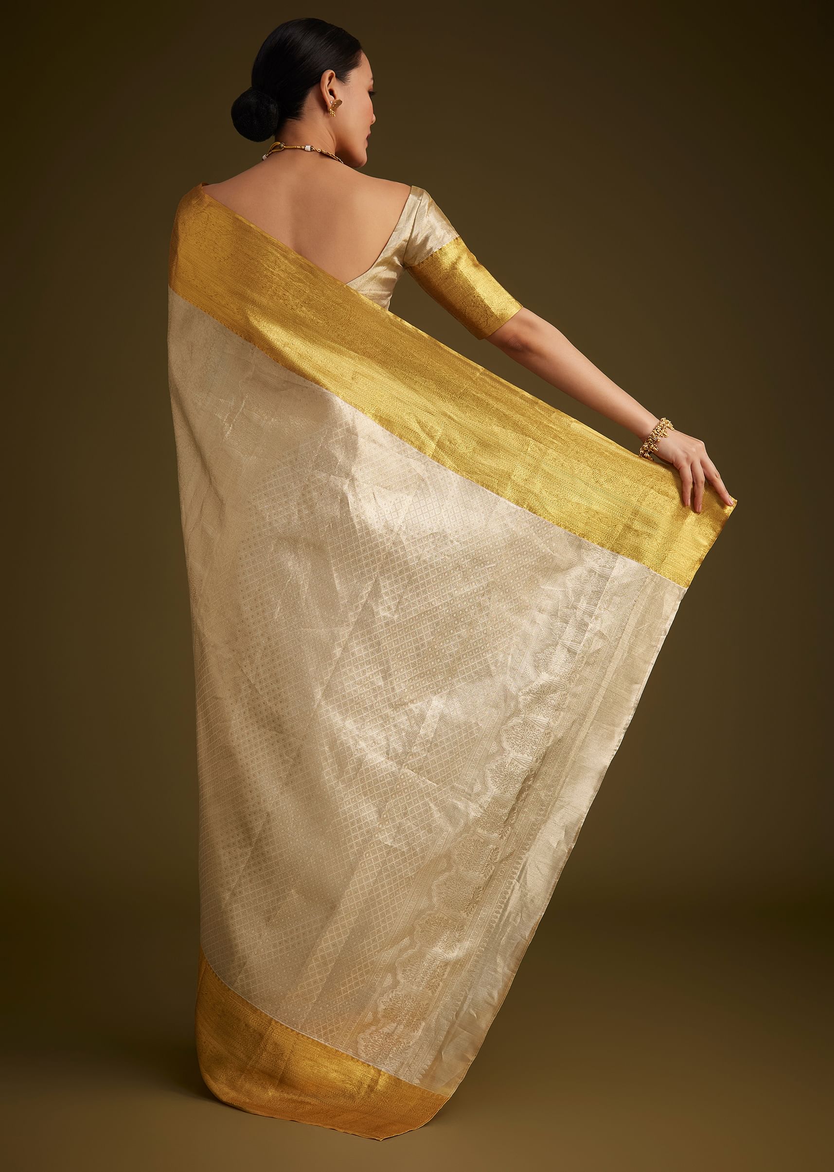 13686-silver-kanjivaram-silk-saree-with-gold-contrast-border-and-pallu-7.jpg Silver Kanjivaram Silk Saree With Gold Contrast Border And Pallu