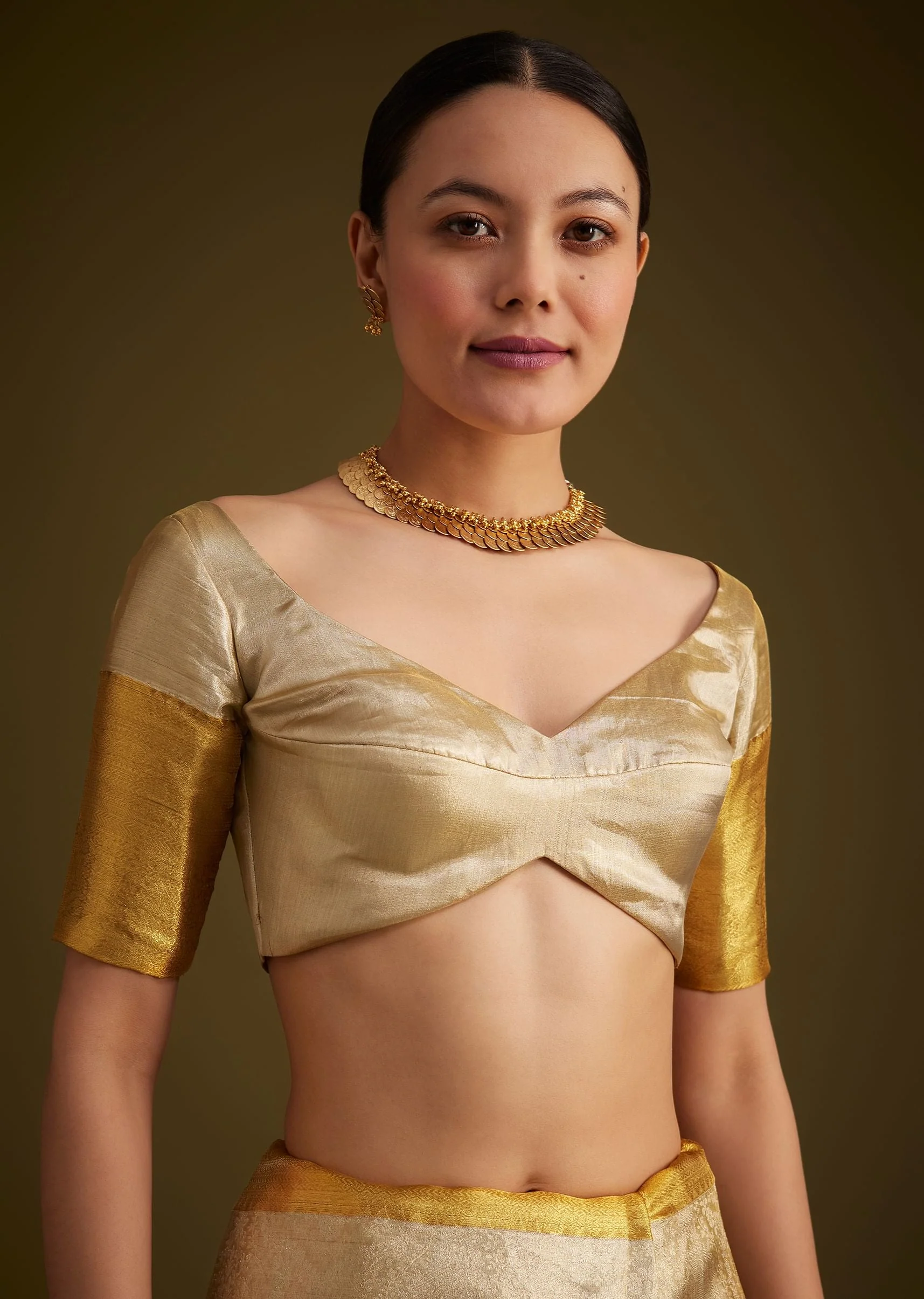 13686-silver-kanjivaram-silk-saree-with-gold-contrast-border-and-pallu-8.webp Silver Kanjivaram Silk Saree With Gold Contrast Border And Pallu