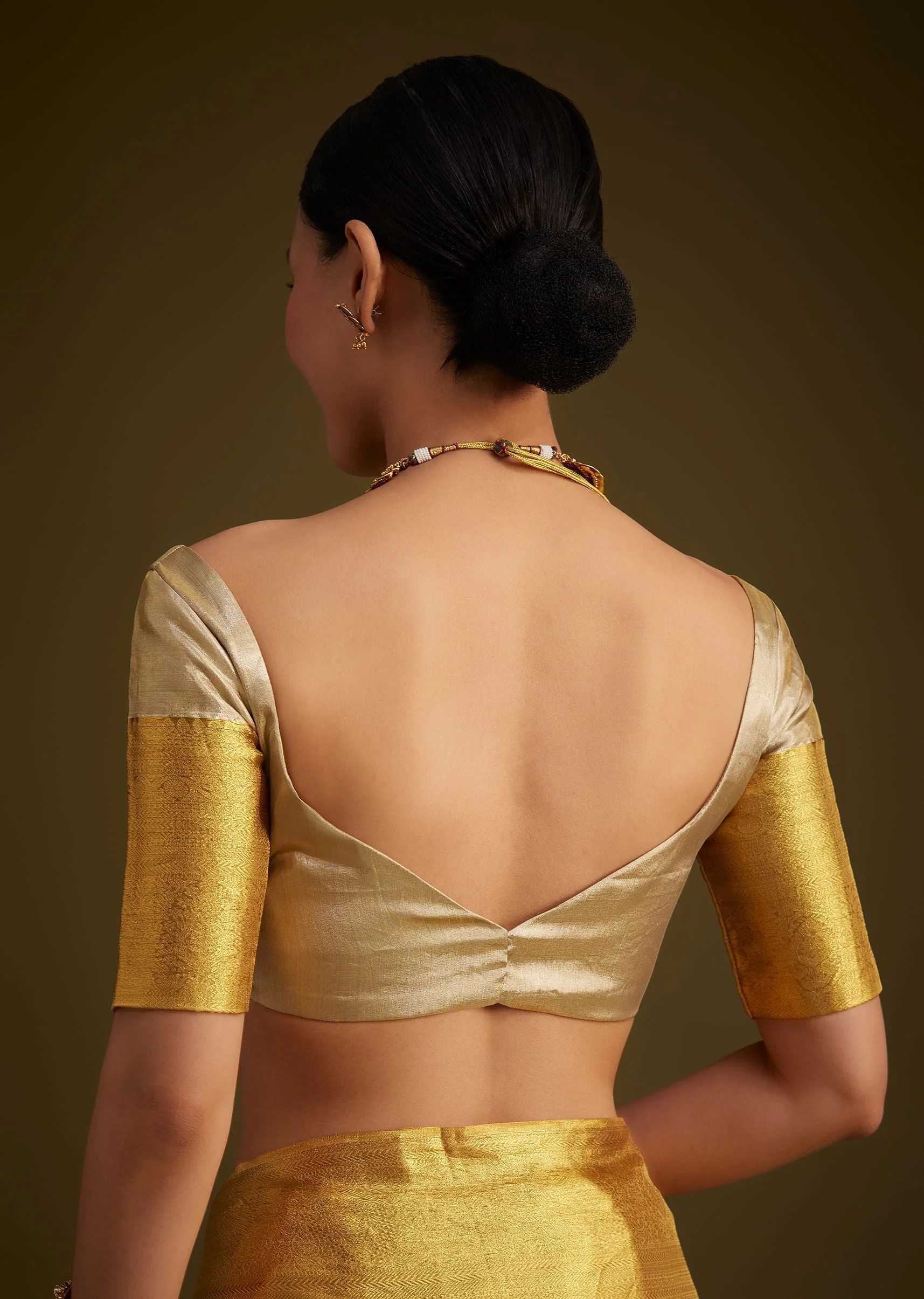 13686-silver-kanjivaram-silk-saree-with-gold-contrast-border-and-pallu-9.webp Silver Kanjivaram Silk Saree With Gold Contrast Border And Pallu