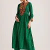 Green Silk Kurta Set With Resham Embroidery And Textured Dupatta