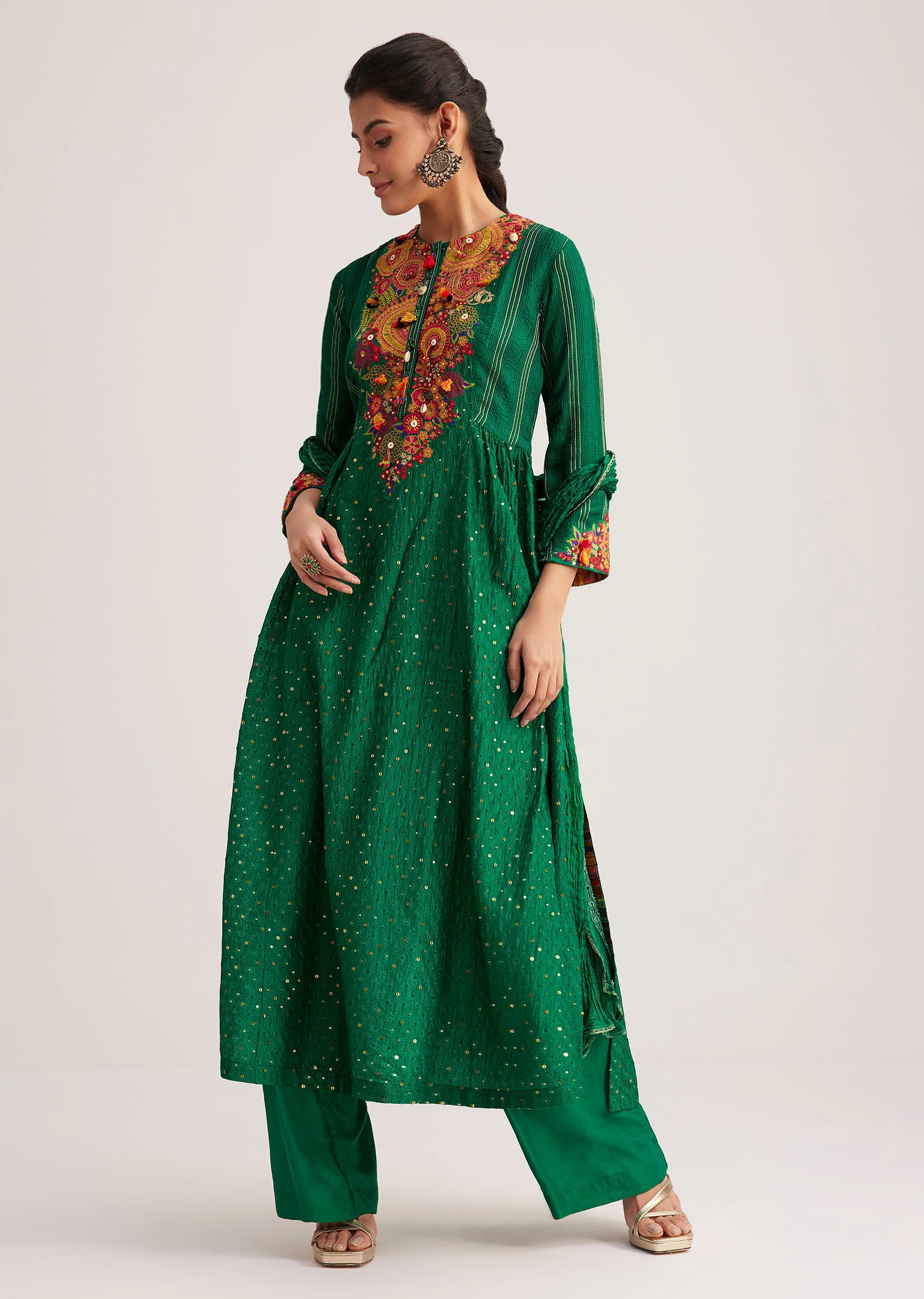 Green Silk Kurta Set With Resham Embroidery And Textured Dupatta