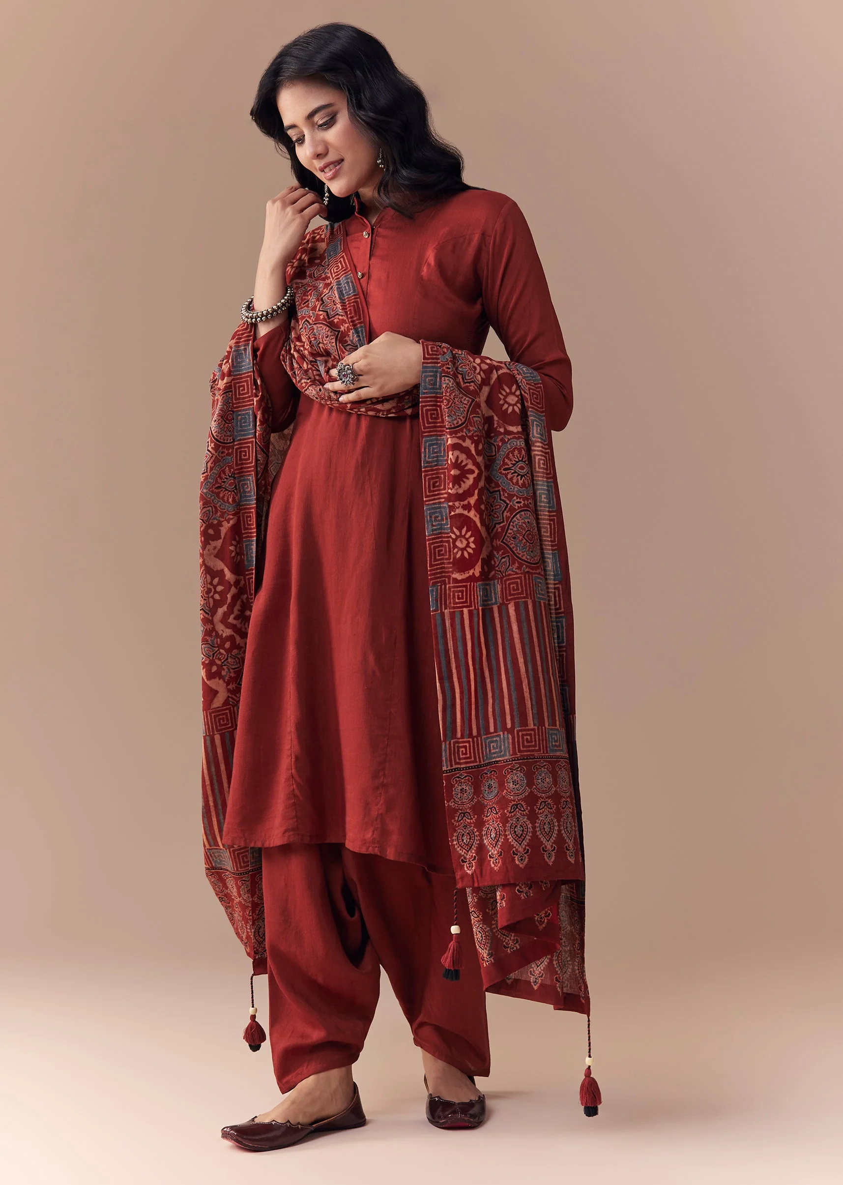 16743-maroon-linen-kurta-set-with-handblock-ajrakh-dupatta-1.webp Maroon Linen Kurta Set with Handblock Ajrakh Dupatta