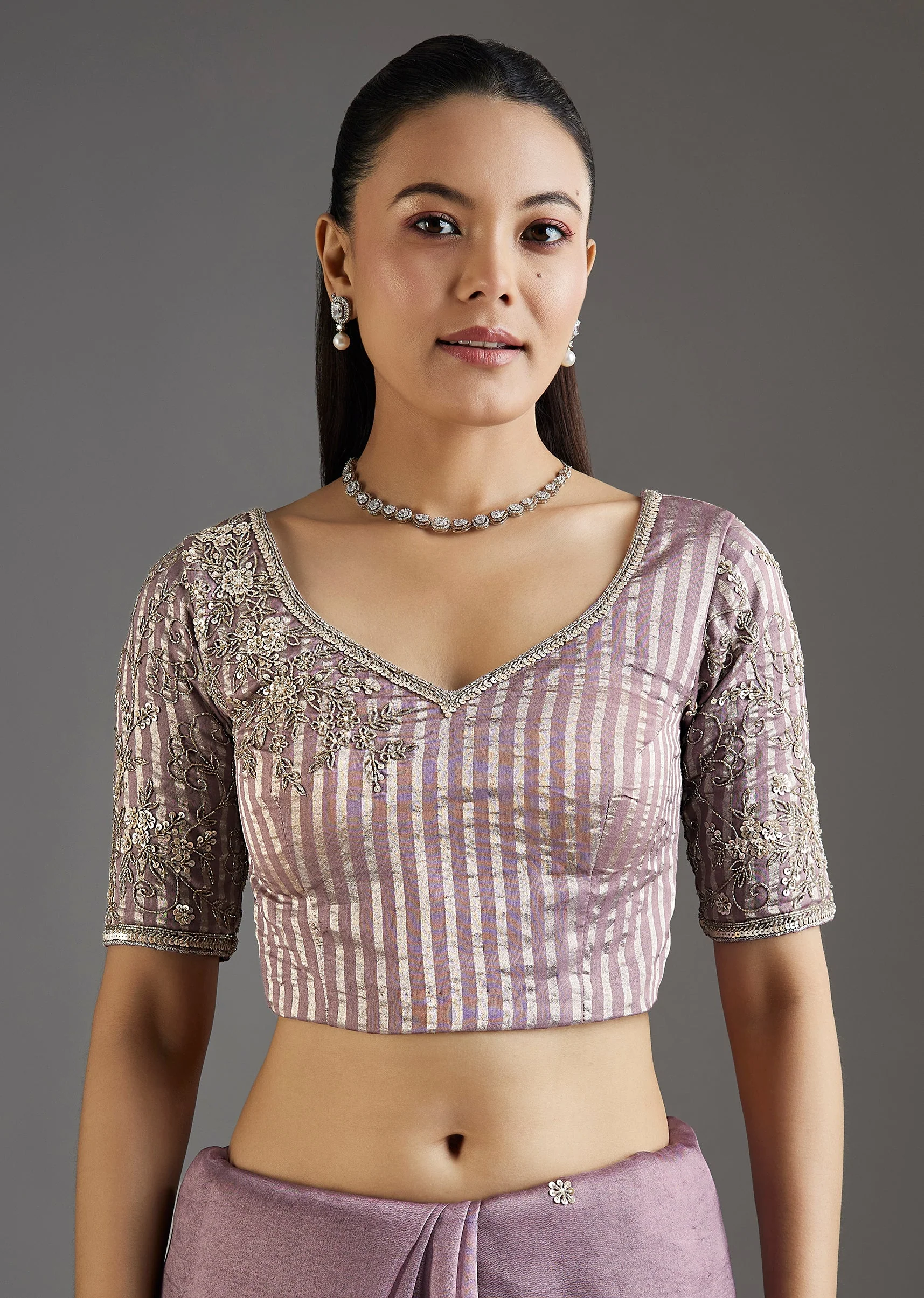 5905-lilac-organza-saree-with-embellished-scallop-border-7.webp Lilac Organza Saree With Embellished Scallop Border