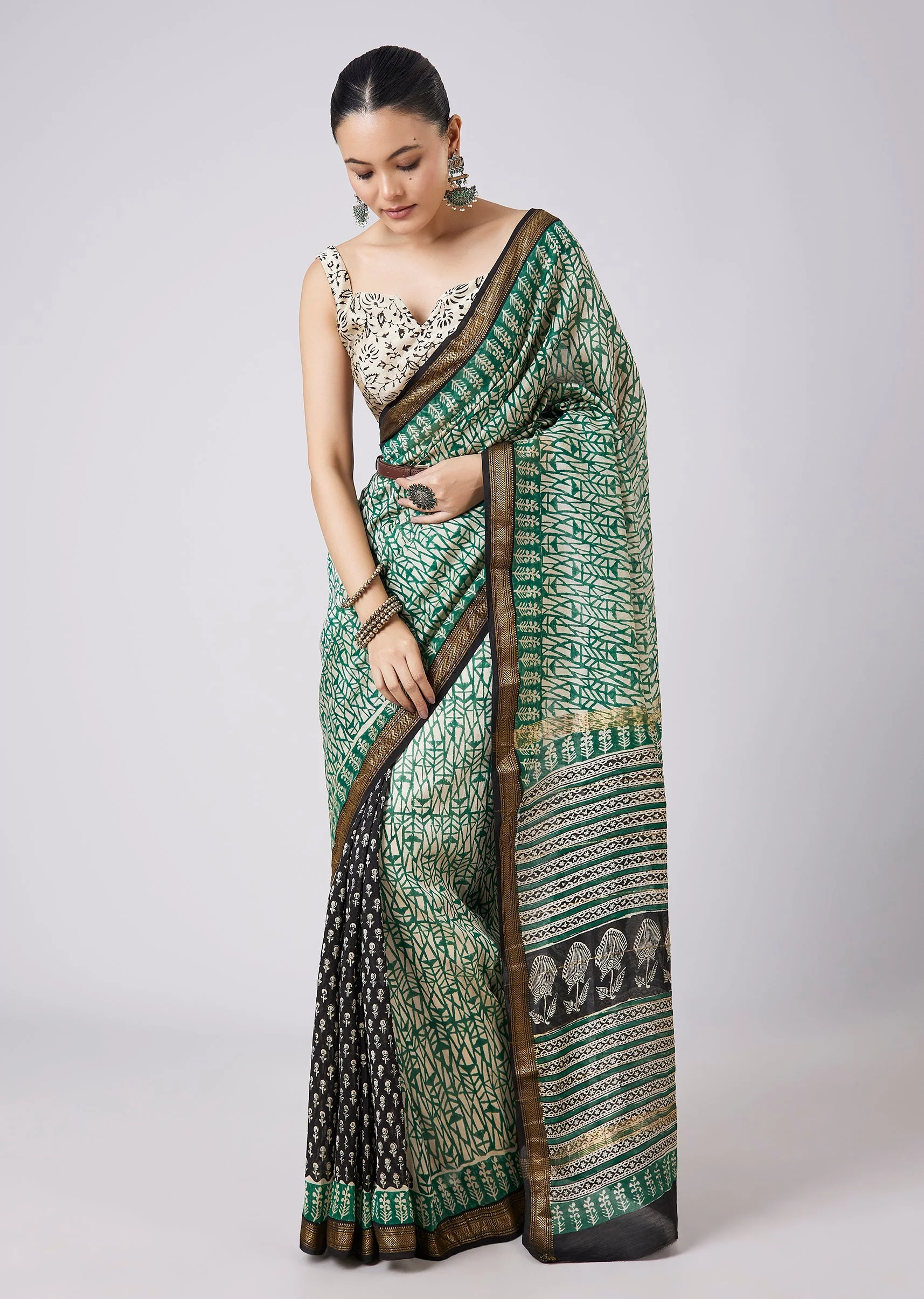 7902-green-motif-printed-saree-with-unstitched-blouse-1.webp Green Motif Printed Saree with Unstitched Blouse
