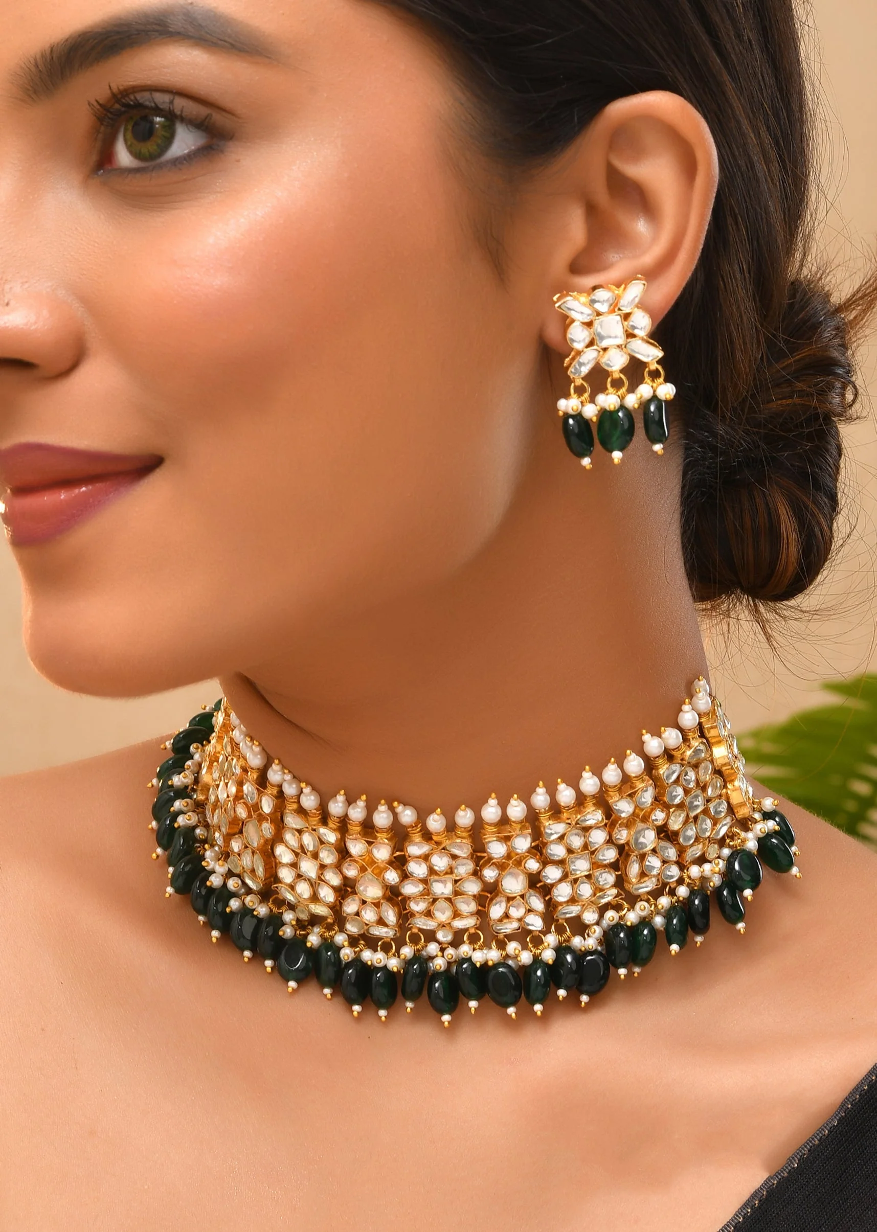 985-green-kundan-choker-necklace-and-earrings-set-1.webp Green Kundan Choker Necklace and Earrings Set